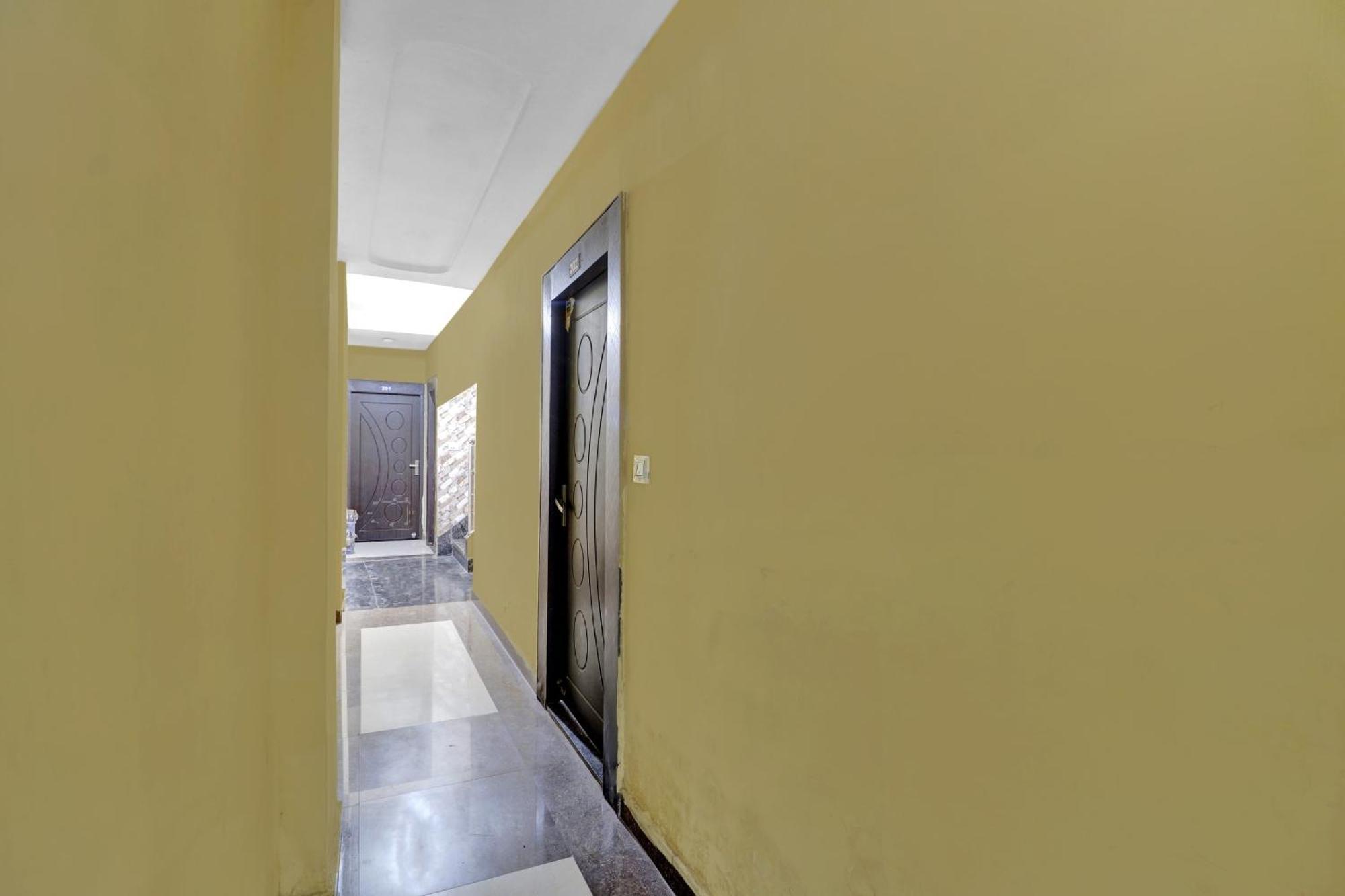 Capital O Royal Inn Near Laskar Gwalior Ngoại thất bức ảnh