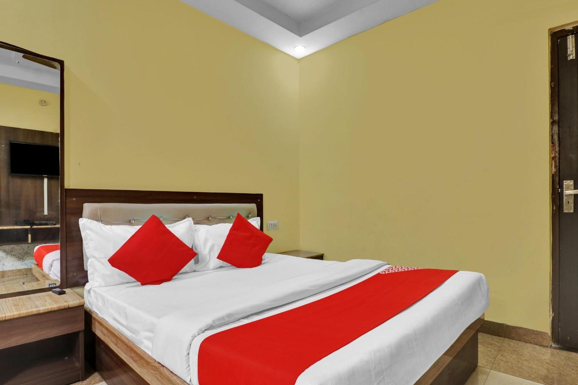 Capital O Royal Inn Near Laskar Gwalior Ngoại thất bức ảnh
